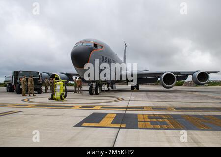 ÉTATS-UNIS Les aviateurs de la Force aérienne du Groupe des opérations 18th, de l'unité de maintenance des aéronefs 718th et de l'escadron de préparation logistique 18th font la preuve d'un 909th Escadron de ravitaillement aérien KC-135 Stratotanker est ravitaillé pour la première fois dans le Pacifique à la base aérienne de Kadena, au Japon, en 22 mars 2022. Les membres des 18th carburants LRS utilisent un camion de ravitaillement R-11 tandis que 718th membres de l'UMA font le plein en toute sécurité de l'avion. Banque D'Images