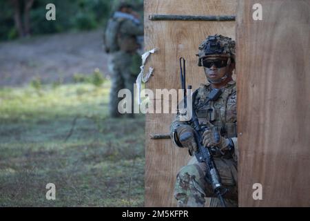 ÉTATS-UNIS Sergent d'armée 1st classe Jose Aguilar de la Compagnie D, 2nd Bataillon, 27th Régiment d'infanterie, 3rd Brigade, 25th Division d'infanterie, Garde pour l'escadron entrant lors d'un exercice de feu vivant combiné à l'appui de Salaknib à la base aérienne du colonel Ernesto Rabina aux Philippines, au 22 mars 2022. Salaknib est une armée philippine américaine L'armée du Pacifique a parrainé un exercice bilatéral visant à améliorer la capacité et l'interopérabilité de l'armée américaine et philippine dans toute la gamme des opérations militaires, tout en renforçant les liens entre les deux nations partenaires de longue date. (É.-U. Photo de l'armée Banque D'Images