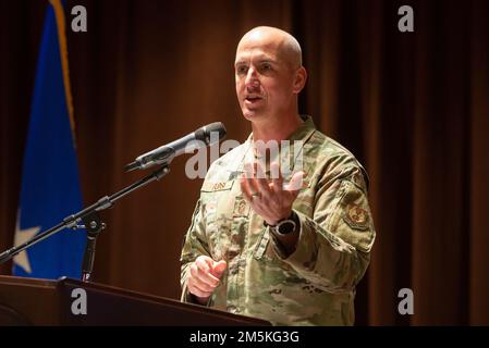 Le Sgt David Flosi, chef du commandement du matériel de la Force aérienne, a prononcé un discours d’ouverture lors de la cérémonie annuelle de remise des prix d’excellence de l’AFMC, à 22 mars 2022, à la base aérienne Wright-Patterson, en Ohio. Les gagnants de l’AEA représentent le meilleur de l’AFMC dans l’ensemble de la Force aérienne. Banque D'Images