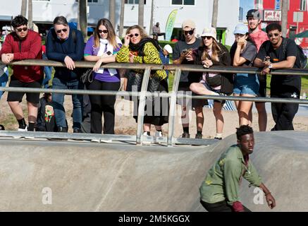 Les touristes qui regardent des skateboarders au parc de skate de Venice Beach près de la promenade en Californie, États-Unis. Banque D'Images