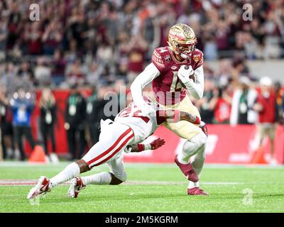 29 décembre 2022: Le grand receveur de l'État de Floride Seminoles Johnny Wilson (14) est abordé par le juge en chef de la défense des Sooners d'Oklahoma Coldon (22) pendant 1st la moitié du Chez-it Bowl entre les Seminoles de l'État de Floride et les Oklahoma Sooners au Camping World Stadium à Orlando, en Floride. Roméo T Guzman/CSM Banque D'Images