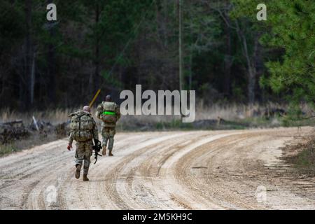 ÉTATS-UNIS Soldats avec la garde nationale de l'armée de Géorgie près du point de mi-chemin de l'événement de marche de 12 miles de ruck lors de la compétition de meilleur guerrier de la Garde nationale de Géorgie 2022 à pour fort Stewart, Géorgie, 22 mars 2022. La compétition du meilleur guerrier teste la préparation et l’adaptation de nos forces, préparant nos gardes de Géorgie à relever les défis imprévisibles d’aujourd’hui. Banque D'Images