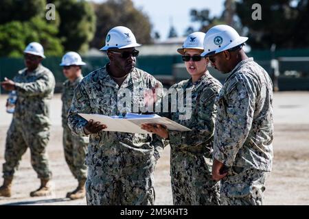 220322-N-LG886-004 PORT HUENEME, CALIFORNIE (22 mars 2022) Métallurgiste 2nd classe Liette Cedillo affecté au groupe de construction navale (NCG) 1 et les Seabees affectés au bataillon de construction mobile navale (NMCB) 5 regardent les plans d'assembler un pont Mabey Johnson pendant l'exercice de poste de commandement du bataillon à bord de la base navale du comté de Ventura Port Hueneme, Californie Les marins de la Marine avec le NCG 1 s'entraînent sur la construction de haute qualité, la logistique expéditionnaire et les opérations de combat pour exécuter des projets de construction et d'ingénierie pour les opérations de combat majeures, l'intervention en cas de catastrophe et l'aide humanitaire Banque D'Images