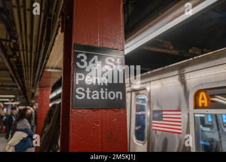 NEW YORK, NEW YORK – 28 décembre 2022: Une station de métro 34th rue – Penn Station est visible dans le métro de New York. Banque D'Images