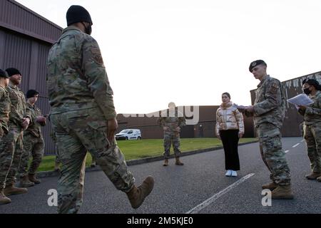ÉTATS-UNIS Les défenseurs de la Force aérienne de l'escadron 423rd des forces de sécurité participent à une formation de laboratoire humide à la Royal Air Force Alconbury, en Angleterre, en 22 mars 2022. Les aviateurs ont effectué des tests de sobriété sur des volontaires, afin de mieux identifier les marqueurs de la conduite en état d'ivresse ou de conduite sous l'influence. Banque D'Images