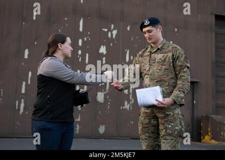 ÉTATS-UNIS Les défenseurs de la Force aérienne de l'escadron 423rd des forces de sécurité participent à une formation de laboratoire humide à la Royal Air Force Alconbury, en Angleterre, en 22 mars 2022. Les aviateurs ont effectué des tests de sobriété sur des volontaires, afin de mieux identifier les marqueurs de la conduite en état d'ivresse ou de conduite sous l'influence. Banque D'Images