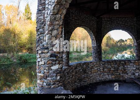 Belvédère du parc avec colonnes en pierre brute sauvage - silex et calcaire Banque D'Images