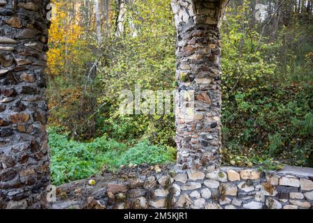 Belvédère du parc avec colonnes en pierre brute sauvage - silex et calcaire Banque D'Images