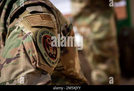 Le Sgt. Principal de la Force aérienne Joanne S. Bass se tient lors d'une manifestation à la base aérienne d'Al Udeid, au Qatar (22 mars 2022). Bass a regardé 379th membres de l’escadron de la sécurité expéditionnaire démontrer la gamme « tirer, déplacer, communiquer » qui aiguise les compétences et renforce les tactiques qu’ils utilisent pour protéger la base. Banque D'Images