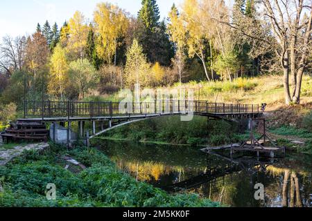 Vue sur le pont piétonnier en métal traversant la rivière Nara, Russie Banque D'Images