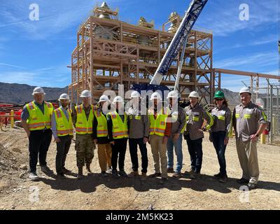 L'honorable Deborah Rosenblum, exerçant les fonctions de secrétaire adjointe à la Défense pour la politique des bases industrielles (au centre) et de chefs de bureau, visite de la mine du col de la montagne, propriété de MP Materials, dans le comté de San Bernardino, CA on 22 mars 2022 (photo : Amanda McDaniel, OASD(IBP)) Banque D'Images