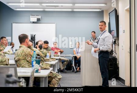 Soldats des États-Unis L'Armée du Pacifique et le Premier corps des États-Unis participent à un cours de formation à l'aide humanitaire en cas de conflit dirigé par le Centre d'excellence en gestion des catastrophes et en aide humanitaire sur l'île Ford, Hawaii, le 21 mars 2022. Le Centre d'excellence en gestion des catastrophes offre des recherches universitaires, une formation à la coordination civilo-militaire et des connaissances opérationnelles pour appuyer la prise de décisions avant, pendant et après les crises. Banque D'Images