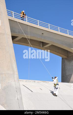 Un ingénieur passe en toute sécurité de la crête du barrage de Sepulveda à la rivière Los Angeles, 22 mars 2022, à Van Nuys, en Californie. Les travailleurs devaient d'abord ouvrir les puits de ventilation et tester la qualité de l'air à l'intérieur de la structure avant de pouvoir entrer. Le barrage – construit par les États-Unis Le corps des ingénieurs de l'armée, en réponse aux inondations de Los Angeles en 1938, a subi une inspection hydraulique de la structure en acier 22-23 mars. (Photo de John Reese, États-Unis Armée corps of Engineers District de Los Angeles) Banque D'Images