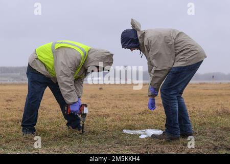 Les ingénieurs environnementaux de EA Engineering, Science, and Technology, Inc. Effectuent un échantillonnage de sol de surface au cours d'une enquête corrective sur la présence de substances Per- et Polyfluoroalkyles au champ Truax à Madison, Wisconsin, 22 mars 2022. L’enquête marque la deuxième étape importante du processus de la Loi sur l’intervention environnementale, l’indemnisation et la responsabilité en matière d’environnement de l’Agence de protection de l’environnement, qui guidera l’atténuation des composés du PSAF sur et autour de l’installation de la Garde nationale aérienne. Banque D'Images