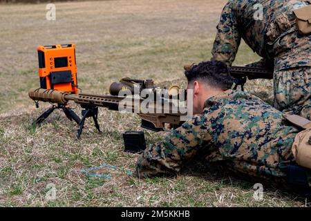 ÉTATS-UNIS Le Sgt. Christophe Frazier, un sniper scout avec bataillon d'armes et d'entraînement, lance le fusil de sniper avancé Mod 0 Mk22 lors d'une série d'essais et d'évaluation à bord de la base du corps marin Quantico, Virginie, 24 mars 2022. Prévu pour l'année financière 2023, le Mk22 remplacera tous les fusils M40A6 et Mk13 Mod 7 hérités du corps des Marines. (É.-U. Photo du corps marin) Banque D'Images