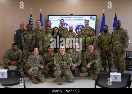 Les lauréats de la cérémonie de remise des prix des aumôniers du district de la Force aérienne de Washington en 2021 posent pour une photo dans la chapelle 1 sur la base interarmées Andrews, Maryland, 22 mars 2022. Sept aviateurs ont reçu un souvenir du corps de l'aumônier AFDW, ainsi que plusieurs groupes comme la base interarmées Anacostia-Bolling pour une grande équipe de chapelle exceptionnelle, le cimetière national d'Arlington pour une équipe de chapelle moyenne exceptionnelle et les opérations de mortuaire de la Force aérienne en tant qu'équipe de petite chapelle exceptionnelle. Banque D'Images