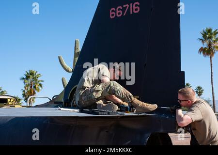 ÉTATS-UNIS Des aviateurs de la Force aérienne affectés à l'équipe de réparation des dommages de combat et d'entretien du dépôt expéditionnaire de 309th avions de la base aérienne de Hill, Utah, travaillent au démontage d'une exposition statique d'une Dame-dragon de U2 à la base aérienne de Davis-Monthan, Arizona, 22 mars 2022. L’équipe a enlevé les ailes et la queue de l’avion pour le préparer au transport jusqu’à son nouvel emplacement au Hill Aerospace Museum, Utah. Banque D'Images