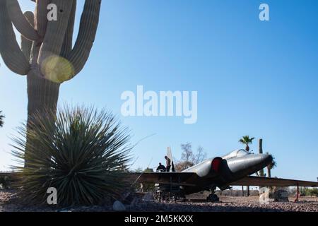 Une statique d'une Dame-du-Dragon de U2 est exposée au parc Heritage sur la base aérienne de Davis-Monthan, Arizona, 22 mars 2022. U2s assurer la surveillance et la reconnaissance à haute altitude et toutes les conditions météorologiques, en soutien direct des États-Unis et de leurs forces alliées. Banque D'Images