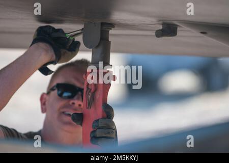 A ÉTATS-UNIS L'Airman de la Force aérienne affecté à l'équipe de réparation des dommages à la bataille et de maintenance du dépôt expéditionnaire de 309th avions de la base aérienne de Hill, Utah, travaille à démonter une exposition statique d'une Dame-dragon de U2 à la base aérienne de Davis-Monthan, Arizona, 22 mars 2022. L’équipe a enlevé les ailes et la queue de l’avion pour le préparer au transport jusqu’à son nouvel emplacement au Hill Aerospace Museum, Utah. Banque D'Images