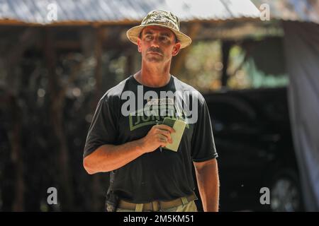 ÉTATS-UNIS Le sergent de l'armée 1st classe Warren Johnson, instructeur de la jungle à la Lightning Academy, 25th Infantry Division, parle aux États-Unis Les soldats de l'armée du 2nd Bataillon, du 27th Régiment d'infanterie, de l'équipe de combat de la 3rd Brigade d'infanterie, de la 25th Division d'infanterie et les soldats de l'armée philippine de l'équipe de combat de la 1st Brigade pendant le cours d'instruction des opérations de la jungle, dirigé à Salaknib 2022 sur le fort Magsaysay, Nueva Ecija, Philippines, 23 mars 2022. Le cours de formation Jungle Operations était l'un des nombreux événements de formation organisés pendant Salaknib 2022, conçu pour accroître la préparation et l'interopérabilité combinées Banque D'Images