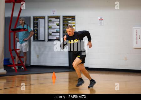 Le Sgt. Maj. De l'armée Michael A. Grinston effectue un sprint au Whitside Gym, sur le fort Riley, au 23 2022 mars. Lors de sa visite au fort Riley, Ginston a mené un entraînement physique avec des soldats du 1st Bataillon, 7th Régiment d'artillerie de campagne. Banque D'Images