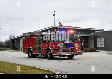 Streamwood, Illinois, États-Unis. Un camion d'incendie ou un moteur répondant à un appel d'incendie 911 a envoyé cette unité à une adresse de banlieue de Chicago. Banque D'Images