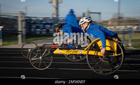 ÉTATS-UNIS Mise. De la force aérienne Peter Murphy, un athlète militaire blessé de la Force aérienne, participe à des courses en fauteuil roulant lors d'une compétition sur piste et terrain à la joint base San Antonio-Randolph, Texas, on 23 mars 2022. Les essais sont un événement sportif adaptatif conçu pour promouvoir le bien-être mental et physique des militaires et des anciens combattants gravement malades et blessés. Banque D'Images