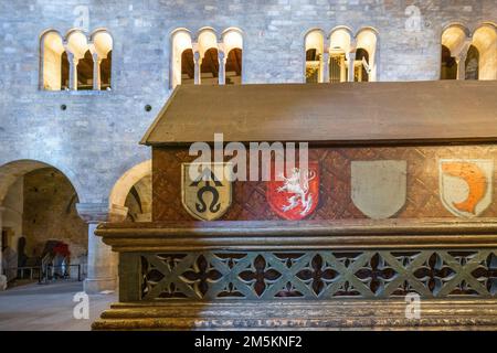 Tombe de Vratislaus I, duc de Bohême, à St. L'intérieur de la basilique George au château de Prague - Prague, République tchèque Banque D'Images