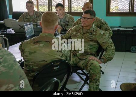 ÉTATS-UNIS Le général Joseph A. Ryan, commandant général de la Division d'infanterie 25th, écoute comme le colonel Josh Bookout, 3rd Infantry Brigade combat Team, commandant de la Division d'infanterie 25th, le informe sur Salaknib 2022, sur fort Magsaysay, Nueva Ecija, Philippines, 23 mars, 2022. Salaknib est une armée philippine annuelle dirigée par les États-Unis L'armée du Pacifique a parrainé un exercice bilatéral visant à améliorer la capacité et l'interopérabilité de l'armée américaine et philippine dans toute la gamme des opérations militaires, tout en renforçant les liens entre les deux nations partenaires de longue date. Banque D'Images