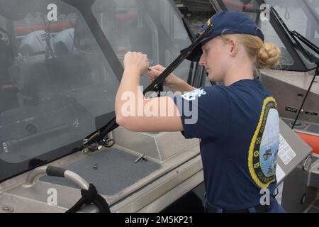 ÉTATS-UNIS Garde côtière Petty Officer 3rd classe Sarah Holt, technicienne en machines (MK) à la station Mayport, Floride, change les balais d'essuie-glace sur un bateau de réaction de station-petit, 23 mars 2022. Les MKS travaillent dans tous les domaines de l'exploitation et de la maintenance des machines, des moteurs à combustion interne aux systèmes de soutien à l'environnement, aux systèmes hydrauliques, à l'électricité de base et aux zones de récupération et de contrôle des matières dangereuses. Banque D'Images