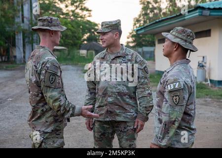 ÉTATS-UNIS Le général de division Joseph A. Ryan, commandant général de la division d'infanterie de 25th, s'engage dans une conversation avec les États-Unis Le commandant de l'équipe de combat de la Brigade d'infanterie de l'armée 3rd, le colonel Josh R. Bookout, et les États-Unis Le Sgt. Thinh T. Huynh, commandant en chef de l'équipe de combat de la Brigade d'infanterie 3rd, 25th Division d'infanterie, lors d'une visite à fort Magsaysay pendant Salaknib 2022, sur le fort Magsaysay, Nueva Ecija, Philippines, 23 mars, 2022. Salaknib est une armée philippine annuelle dirigée par les États-Unis L'Armée du Pacifique a parrainé un exercice bilatéral visant à renforcer la capacité de l'Armée américaine et philippine Banque D'Images