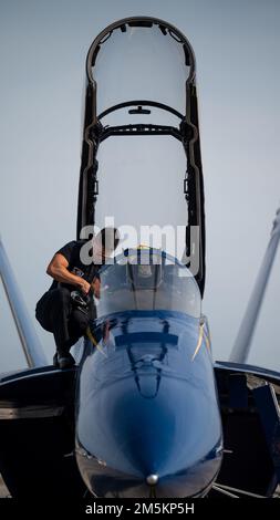 ÉTATS-UNIS Le maître de vaisseau 2nd classe Cameron Tuzon, chef d'équipage des Blue Angels, effectue une inspection post-vol sur un F/A-18 Hornet à la base aérienne de MacDill, en Floride, le 23 mars 2022. Les Blue Angels sont programmés pour titre l'AirFest de Tampa Bay, qui comprendra des interprètes et des avions de toutes les autres branches de l'armée. Banque D'Images