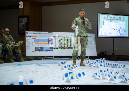 FORT HOOD, Texas. (22 mars 2022) le colonel Anthony Barbina, commandant de la brigade des ingénieurs de 36th, donne un mémoire lors de la conférence de planification de la mission de printemps du soutien civil de la Force opérationnelle interarmées au Phantom Warrior Centre, à fort Hood, au Texas. L'événement vise à améliorer la compréhension et l'interopérabilité de la mission entre les principaux partenaires de la mission de la foi-CS. La foi-CS effectue des opérations d'intervention CBRN et de DSCA tous risques à l'appui de l'organisme fédéral responsable afin de sauver des vies, d'atténuer les souffrances humaines et de prévenir d'autres blessures. Banque D'Images