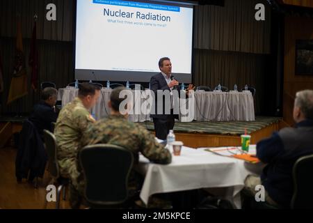 FORT HOOD, Texas. (22 mars 2022) Brooke Buddemeier, physicien de la santé certifié au laboratoire national Lawrence Livermore, présente une présentation en tant que conférencier principal à la conférence de planification de la mission de printemps du soutien civil de la Force opérationnelle interarmées au Phantom Warrior Centre de fort Hood, au Texas. L'événement vise à améliorer la compréhension et l'interopérabilité de la mission entre les principaux partenaires de la mission de la foi-CS. La foi-CS effectue des opérations d'intervention CBRN et de DSCA tous risques à l'appui de l'organisme fédéral responsable afin de sauver des vies, d'atténuer les souffrances humaines et de prévenir d'autres blessures. Banque D'Images