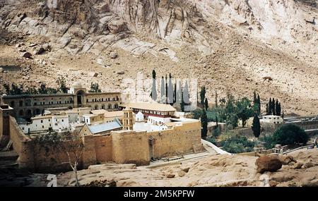 Vue sur le monastère de Sainte Catherine dans le Sinaï, en Égypte. Banque D'Images