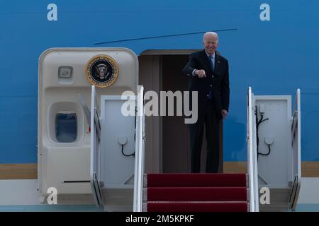 ÉTATS-UNIS Le président Joe Biden est à bord de la Force aérienne One avant son départ pour son voyage en Europe à la base conjointe Andrews, Maryland, 23 mars 2022.