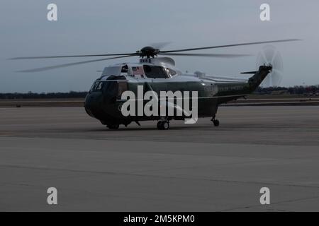 ÉTATS-UNIS Le président Joe Biden arrive à bord de Marine One à la base conjointe Andrews, Maryland, 23 mars 2022. Le voyage s'est concentré sur des réunions avec les dirigeants européens et de l'OTAN. Banque D'Images