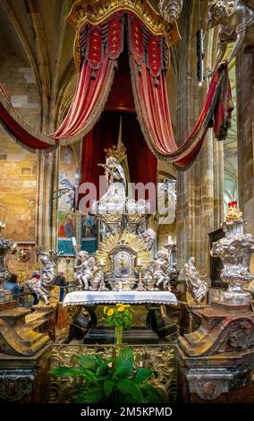 Tombe de Saint Jean de Nepomuk à Saint Intérieur de la cathédrale de Vitus au château de Prague - Prague, République tchèque Banque D'Images