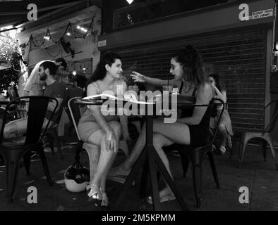 Les femmes israéliennes socialisent dans un café du centre de tel-Aviv, en Israël. Banque D'Images