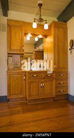 Meuble-lavabo en bois avec lavabo et miroir dans la salle de bains principale à l'intérieur de la maison en rondins reconstruite des années 1840. Banque D'Images