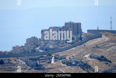 Des publicités pendues sur le mur-barrière construit par Israël en Cisjordanie, en Palestine. Banque D'Images