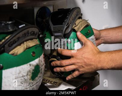 Corps des Marines des États-Unis lance le Cpl. ARI Fine, technicien de siège d'éjection au sein de l'Escadron d'entraînement d'attaque de chasseurs marins 502, Groupe d'aéronefs maritimes 11, 3rd, Escadre d'aéronefs marins, retourne une crânienne à la station aérienne du corps des Marines Miramar, Californie, 23 mars 2022. Originaire d'Irlande, fine a été recruté hors d'Allemagne et s'est rendu à la station de traitement d'entrée militaire de Boston, Massachusetts. Fine rejoint le corps des Marines pour relever un défi et voler des avions dans l'espoir de devenir pilote. Le corps des Marines a donné de la camaraderie fine, de la discipline, et surtout, une carrière dans laquelle il attend avec impatience de progresser Banque D'Images