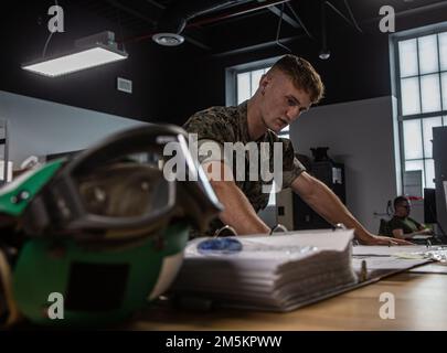 Corps des Marines des États-Unis lance le Cpl. ARI Fine, technicien de siège d'éjection au sein de l'Escadron d'entraînement d'attaque de chasseurs marins 502, Groupe d'aéronefs maritimes 11, 3rd, Escadre d'aéronefs marins, pose une photo sur la station aérienne du corps des Marines Miramar, Californie, 23 mars 2022. Originaire d'Irlande, fine a été recruté hors d'Allemagne et s'est rendu à la station de traitement d'entrée militaire de Boston, Massachusetts. Fine rejoint le corps des Marines pour relever un défi et voler des avions dans l'espoir de devenir pilote. Le corps des Marines a donné de la camaraderie fine, de la discipline, et surtout, une carrière dans laquelle il attend avec impatience de progresser Banque D'Images