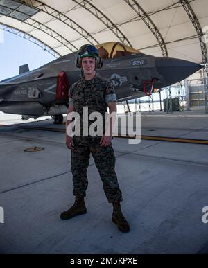 Corps des Marines des États-Unis lance le Cpl. ARI Fine, technicien de siège d'éjection au sein de l'Escadron d'entraînement d'attaque de chasseurs marins 502, Groupe d'aéronefs maritimes 11, 3rd, Escadre d'aéronefs marins, pose une photo sur la station aérienne du corps des Marines Miramar, Californie, 23 mars 2022. Originaire d'Irlande, fine a été recruté hors d'Allemagne et s'est rendu à la station de traitement d'entrée militaire de Boston, Massachusetts. Fine rejoint le corps des Marines pour relever un défi et voler des avions dans l'espoir de devenir pilote. Le corps des Marines a donné de la camaraderie fine, de la discipline, et surtout, une carrière dans laquelle il attend avec impatience de progresser Banque D'Images