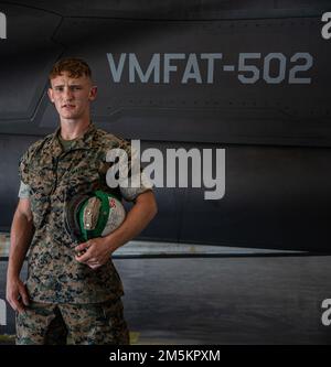 Corps des Marines des États-Unis lance le Cpl. ARI Fine, technicien de siège d'éjection au sein de l'Escadron d'entraînement d'attaque de chasseurs marins 502, Groupe d'aéronefs maritimes 11, 3rd, Escadre d'aéronefs marins, pose une photo sur la station aérienne du corps des Marines Miramar, Californie, 23 mars 2022. Originaire d'Irlande, fine a été recruté hors d'Allemagne et s'est rendu à la station de traitement d'entrée militaire de Boston, Massachusetts. Fine rejoint le corps des Marines pour relever un défi et voler des avions dans l'espoir de devenir pilote. Le corps des Marines a donné de la camaraderie fine, de la discipline, et surtout, une carrière dans laquelle il attend avec impatience de progresser Banque D'Images