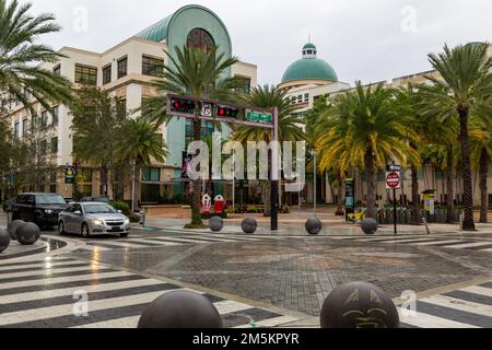 La bibliothèque publique Mandel de West Palm Beach et le centre-ville de West Palm Beach à l'intersection de Dixie Highway et de Clematis Street au centre-ville. Banque D'Images