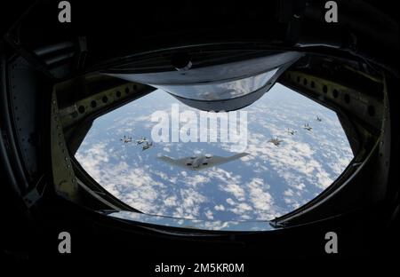 A ÉTATS-UNIS Air Force B-2 Spirit de la base aérienne de Whiteman, Missouri, vole en formation avec deux Royal Australian Air Force F-35A Lightning IIS, deux RAAF F/A-18F Super Hornets, deux RAAF EA-18 growlers, et deux U.S. Agresseurs de la Force aérienne F-16C de la base aérienne d'Eielson, en Alaska, au cours d'une mission d'entraînement dans la région Indo-Pacifique, au 23 mars 2022. Cette mission a été menée pour appuyer les efforts de formation des Forces aériennes du Pacifique avec des alliés et des partenaires à l'appui d'une Indo-Pacifique libre et ouverte. Banque D'Images