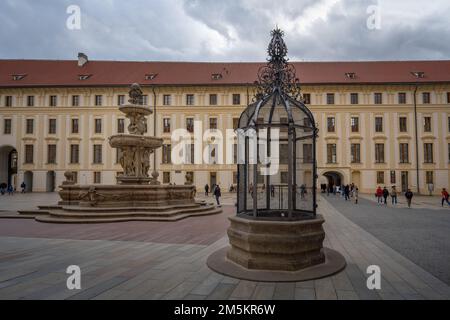 Fontaine de Kohls et puits ancien au 2nd Cour du château de Prague - Prague, République Tchèque Banque D'Images