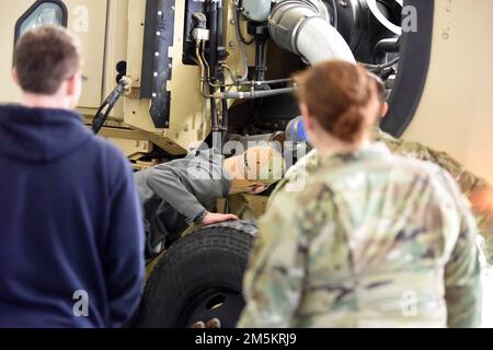 Les soldats de la Garde nationale du Michigan présentent un véhicule militaire lors d'une rencontre avec la garde, au centre de préparation de Jackson, à Jackson, au Michigan, à 23 mars, 2022. L'arsenal de la Garde nationale de l'Armée du Michigan a ouvert ses portes à la communauté pour mettre en valeur certaines de ses capacités et éduquer le public sur la Garde nationale du Michigan. Banque D'Images