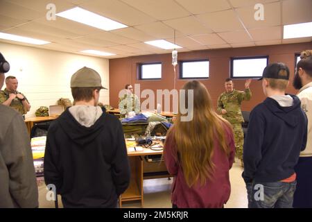 Les médecins de combat avec la Garde nationale de l'armée du Michigan discutent de leurs tâches principales lors d'un événement de rencontre avec la garde, Jackson Readiness Centre, Jackson, Michigan, 23 mars, 2022. L'arsenal de la Garde nationale de l'Armée du Michigan a ouvert ses portes à la communauté pour mettre en valeur certaines de ses capacités et éduquer le public sur la Garde nationale du Michigan. Banque D'Images